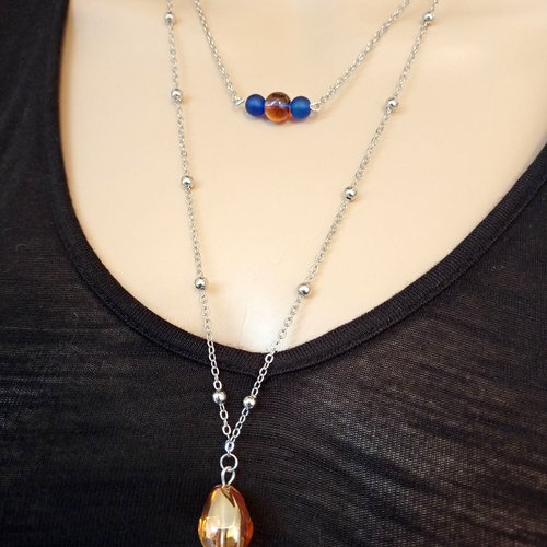 Double collier sautoir, perles en verre  orange transparente avec reflets et bleu, fermoir, chaîne et fantaisie en métal argenté