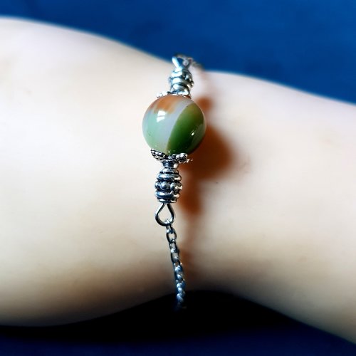 1 bracelet perles en agathe orange, verte et crème, coupelles, chaîne, fermoir en métal argenté
