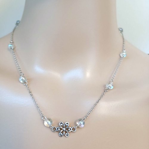 Collier pendentif fleur, perles en verre transparente avec reflets irisé, fermoir, chaîne fine en métal argenté