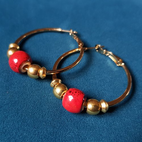 Boucle d'oreille créole, perles en porcelaine émaillé rouge tacheté noir, métal acier inoxydable doré