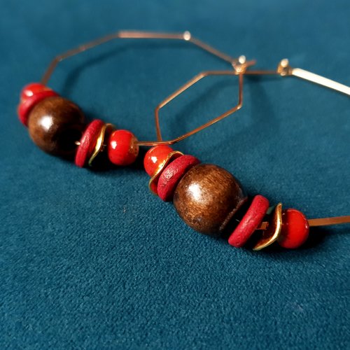 Boucle d'oreille créole, perles en porcelaine émaillé rouge, bois marron, métal acier inoxydable doré