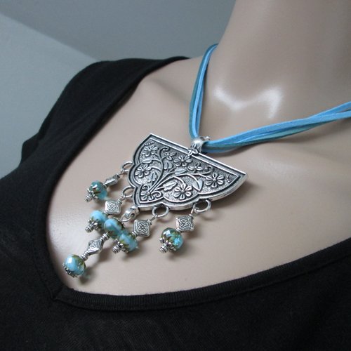 Grand collier floral avec très jolies perles bleu aquamarine