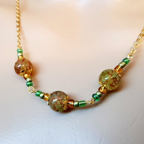 Collier perles en verre verte très clair marbré, fermoir, chaîne en métal acier inoxydable doré