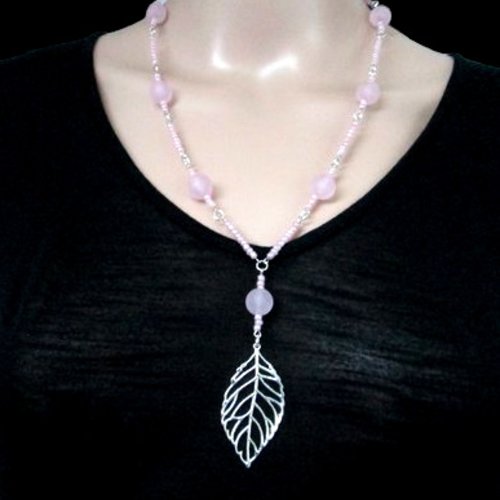 Long collier girly rose en perles avec pendentif feuille argentée