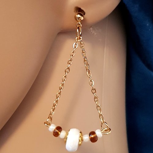 Boucle d'oreille perles en porcelaine émaillé blanc, chaîne et puce en métal acier inoxydable doré