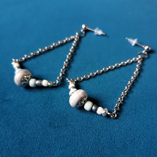 Boucle d'oreille perles en porcelaine émaillé gris clair, chaîne et puce en métal acier inoxydable argenté