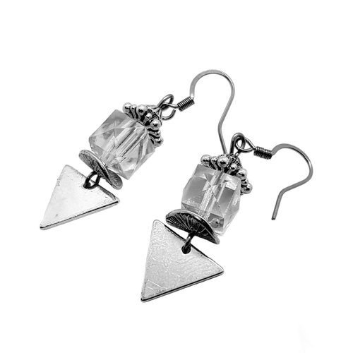 Boucle d'oreille triangle, perles carré à facette transparent en acrylique, crochets en métal acier inoxydable argenté