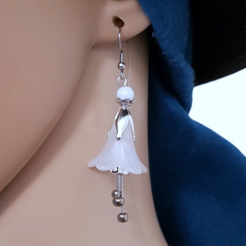 Boucle d'oreille coupelles en acrylique blanche, perles en verre grise, crochets en métal acier inoxydable argenté