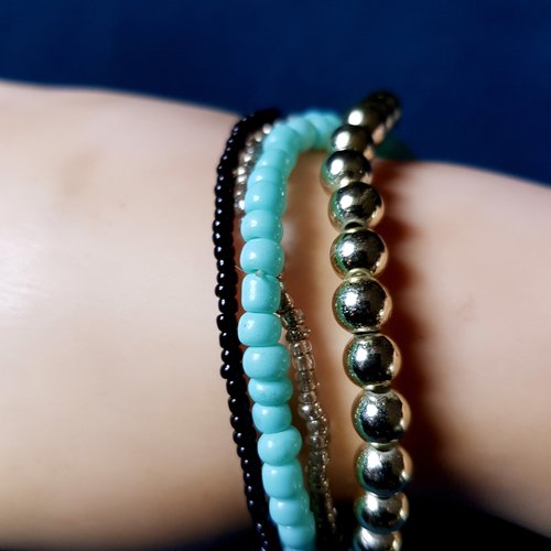 Lot de 4 bracelets perles en verre et acrylique bleu clair, noir, doré, élastique
