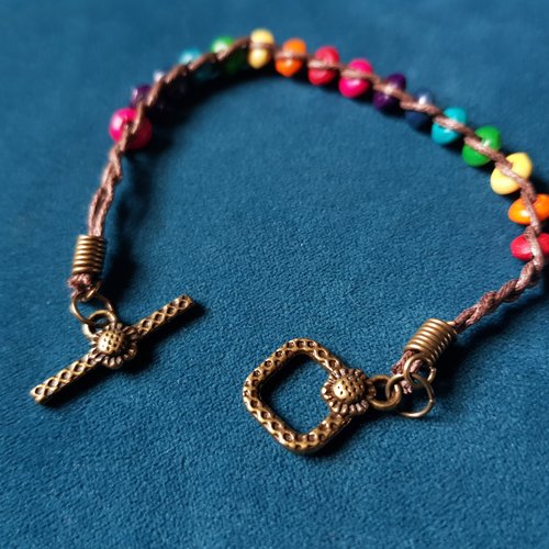 Bracelet perles en bois multicolore, cordon marron, fermoir en métal bronze