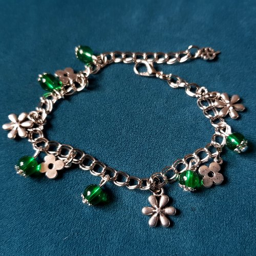 Bracelet perles en verre verte et breloques fleurs, coupelles, chaîne, fermoir en métal argenté