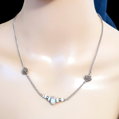 Collier perles en céramique émaillé gris clair, et fleurs acrylique, fermoir, chaîne en métal acier inoxydable argenté