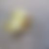 Boucle d'oreille coupelles en acrylique jaune clair, perles en verre multicolore, crochets en métal acier inoxydable argenté