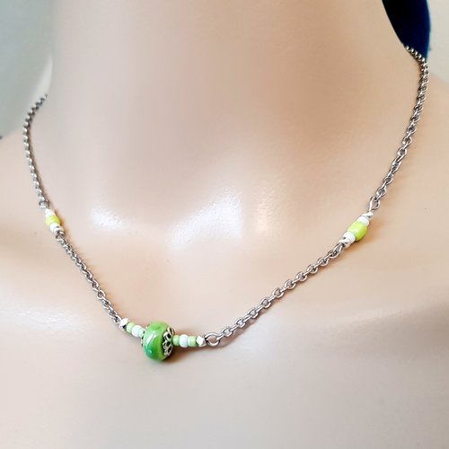 Collier perles en céramique émaillé vert clair, fermoir, chaîne en métal acier inoxydable argenté
