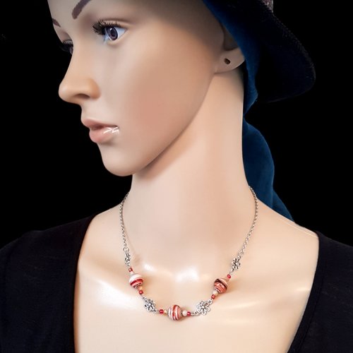 Collier, perles en verre blanche et rouge, connecteurs fleurs, fermoir, chaîne d’extension en métal acier inoxydable argenté