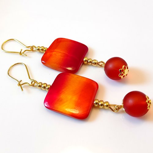 Boucles d'oreilles lumineuses perles carrées en nacre orange sur métal doré