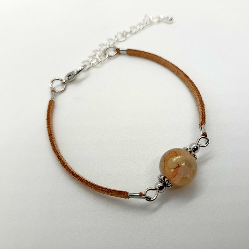 Bracelet féminin beige avec perle en verre cordon et chaînette