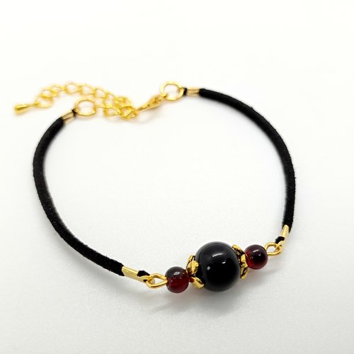 Bracelet féminin noir et doré avec perle en verre cordon et chaînette