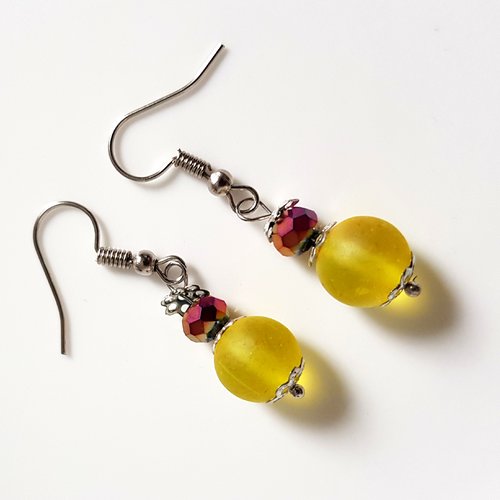 Boucle d'oreille perles en verre jaune, violet, crochet en métal argenté