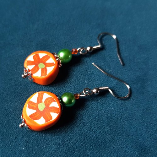 Boucle d'oreille perles en pâte fimo rond plat, orange, blanc, marron, crochet métal acier inoxydable argenté