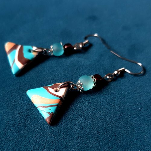Boucle d'oreille perles triangle plat en pâte fimo bleu, blanc, marron, crochet métal acier inoxydable argenté