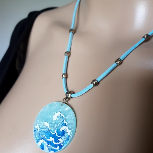 Collier avec pendentif rond plat en plastique motif vague, mer, suédine bleu clair, perles, chaîne d’extension, fermoir