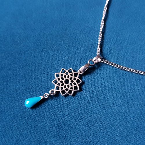 Collier mi long fleur rosasse ajouré, chaîne en acier inoxydable argenté, goutte émaillé bleu