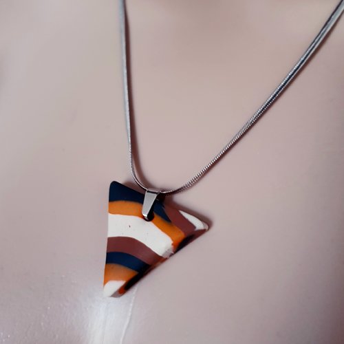 Collier triangle pâte fimo orange, marron, beige, noir, bélière, fermoir, chaîne serpent plat en métal acier inoxydable argenté