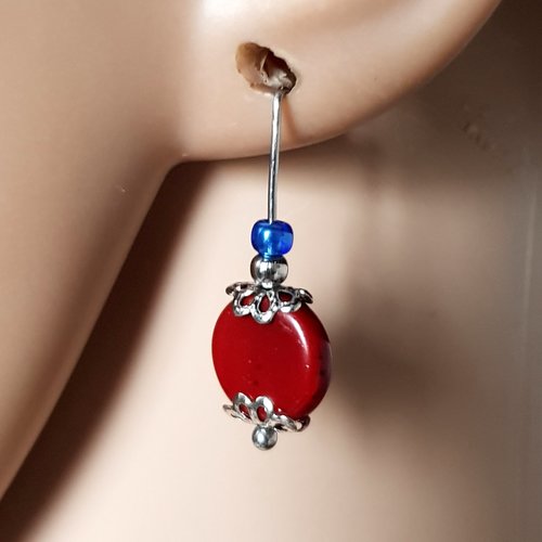 Boucle d'oreille perles en verre rouge foncé bordeaux, coupelles, crochet en métal acier inoxydable argenté
