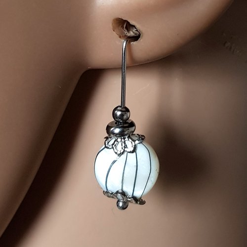 Boucle d'oreille perles en nacre blanc, noir, coupelles, crochet en métal acier inoxydable argenté