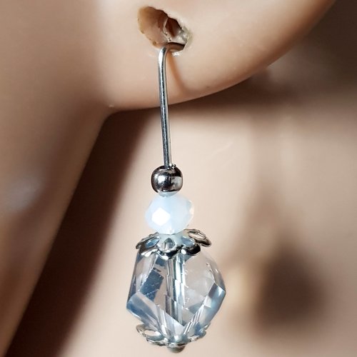 Boucle d'oreille perles en verre blanc, transparent bleuté, coupelles, crochet en métal acier inoxydable argenté