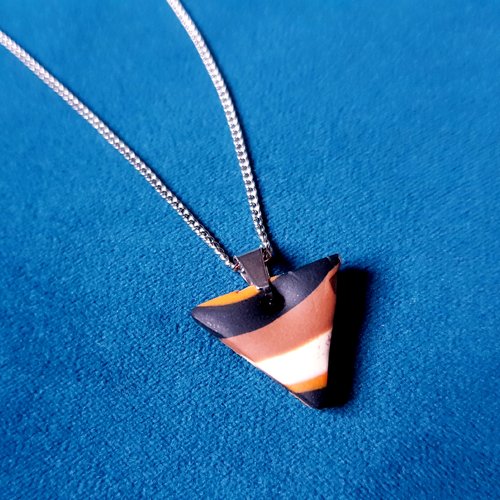 Collier triangle pâte fimo orange, marron, beige, noir, bélière, fermoir, chaîne en métal acier inoxydable argenté