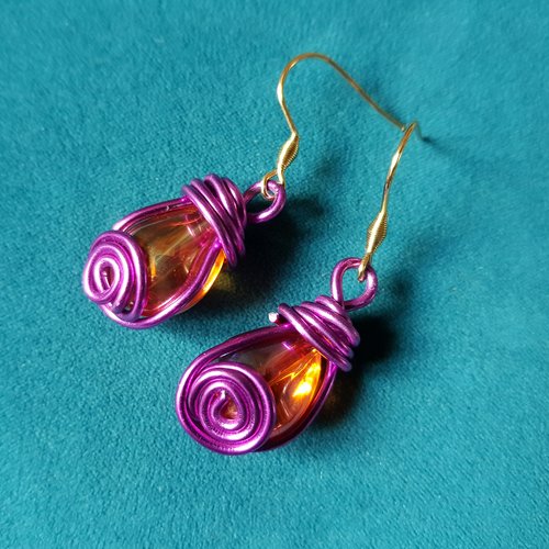 Boucle d'oreille perles en verre irrégulier orange avec reflets, fil d'acier en métal rose fuchsia, crochet acier inoxydable doré