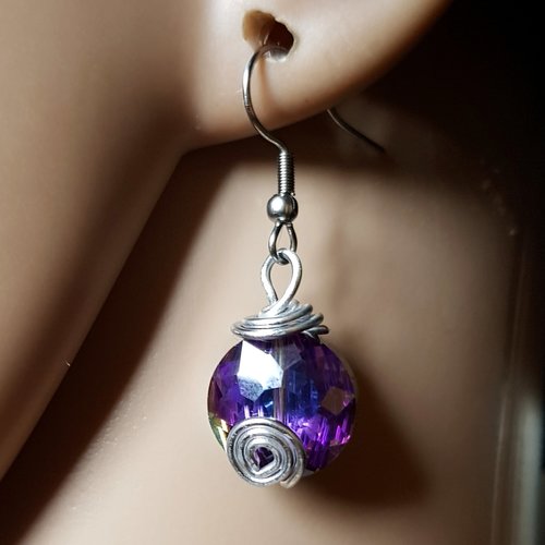 Boucle d'oreille perles verre facette ronde plate bombé, violet avec reflets, fil d'acier en métal, crochet acier inoxydable argenté