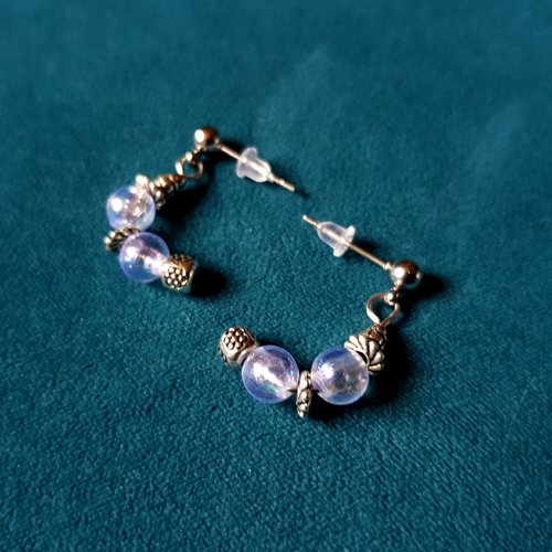 Boucle d'oreille courbé perles en verre transparent et argenté, crochet puce en métal acier inoxydable argenté