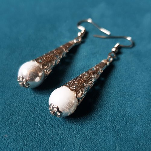 Boucle d'oreille perles verre argenté et blanc, coupelles, crochet en métal acier inoxydable argenté