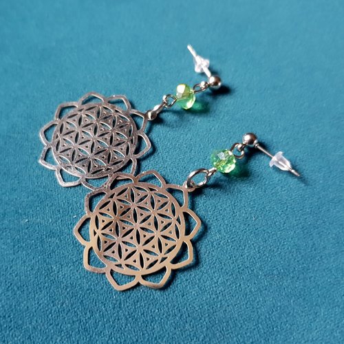 Boucle d'oreille rosace inoxydable ajouré, perles en verre verte, crochet puce en métal acier inoxydable argenté