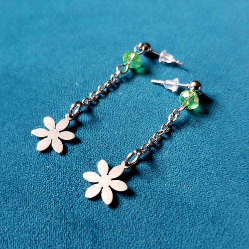 Boucle d'oreille fleur, chaîne inoxydable,  perles en verre, crochet puce en métal acier inoxydable argenté