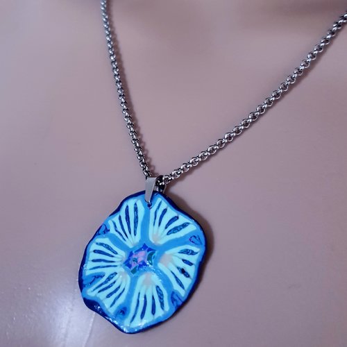 Collier fleur pâte fimo différents bleu, bélière, fermoir, chaîne en métal acier inoxydable argenté