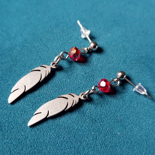 Boucle d'oreille plume inoxydable, perles verre rouge, crochet puce en métal acier inoxydable argenté