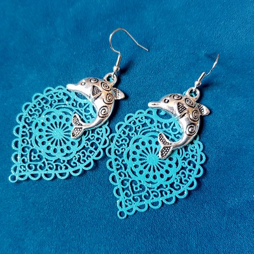 Boucle d'oreille dauphin, losange ajourée léger émaillé turquoise pailleté, crochet en métal acier inoxydable argenté
