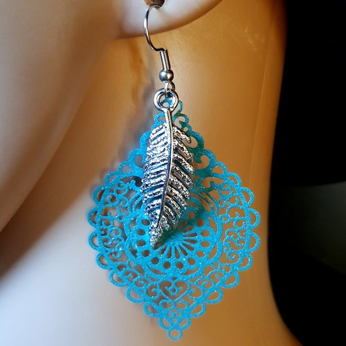Boucle d'oreille plume, goutte ajourée léger émaillé turquoise, crochet en métal acier inoxydable argenté