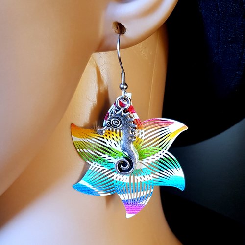 Boucle d'oreille hippocampe, étoile ajourée léger émaillé multicolore, crochet en métal acier inoxydable argenté