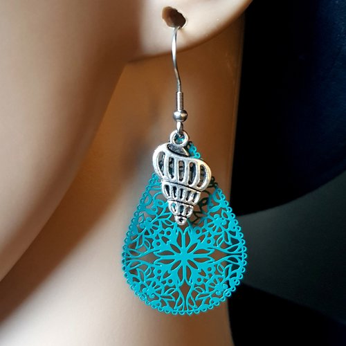 Boucle d'oreille coquillage mer, goutte, ajourée léger émaillé turquoise, crochet en métal acier inoxydable argenté