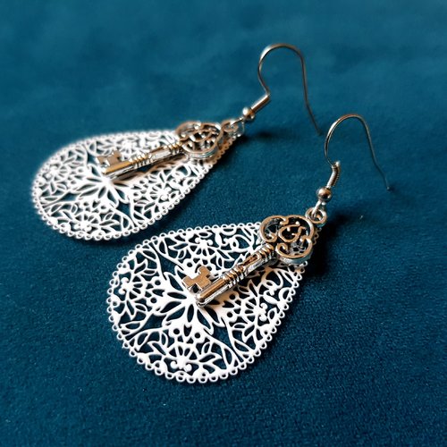 Boucle d'oreille clé, goutte émaillé blanc, crochet en métal acier inoxydable argenté