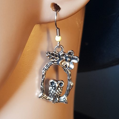 Boucle d'oreille hibou, perles blanche, crochet en métal acier inoxydable argenté