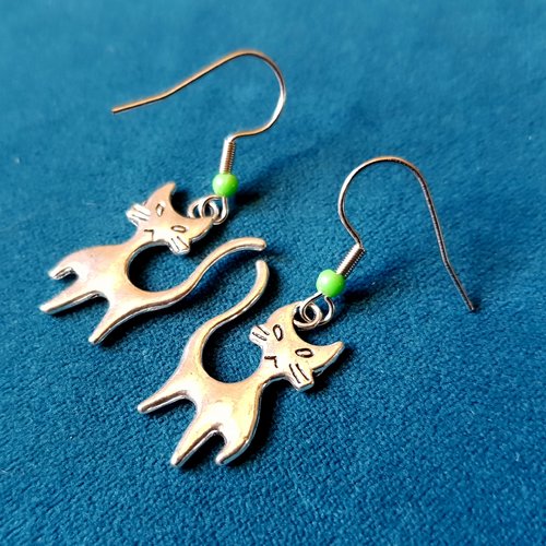 Boucle d'oreille chat, perles verte, crochet en métal acier inoxydable argenté