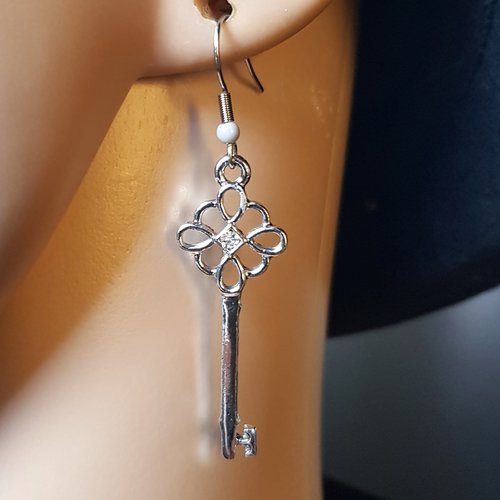 Boucle d'oreille clé avec strass, perles gris clair, crochet en métal acier inoxydable argenté