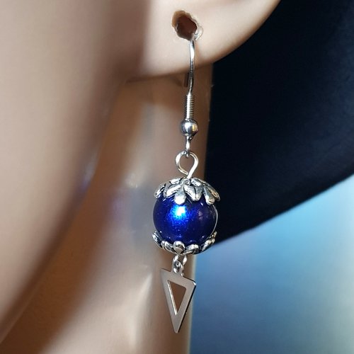 Boucle d'oreille perles bleu foncé brillant, triangle et crochet en métal acier inoxydable argenté