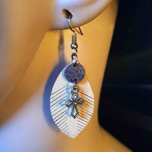 Boucle d'oreille feuille en suédine beige, croix, crochet en bronze